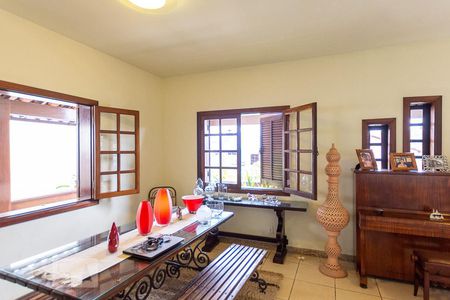 Sala de casa à venda com 4 quartos, 500m² em Badu, Niterói