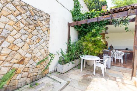 Casa à venda com 500m², 4 quartos e 2 vagas Casa à venda com 500m², 4 quartos e 2 vagasChuveirão