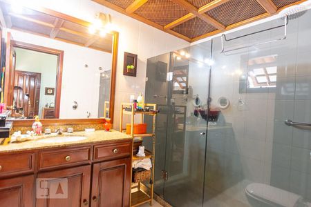 Casa à venda com 500m², 4 quartos e 2 vagas Casa à venda com 500m², 4 quartos e 2 vagasBanheiro Suite 2