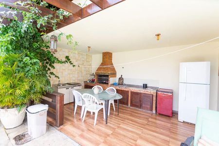 Casa à venda com 500m², 4 quartos e 2 vagas Casa à venda com 500m², 4 quartos e 2 vagasChurrasqueira