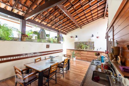 Casa à venda com 500m², 4 quartos e 2 vagas Casa à venda com 500m², 4 quartos e 2 vagasVaranda de trás