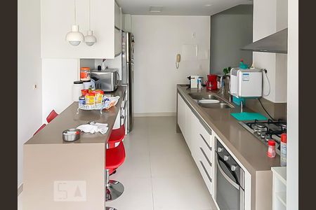 Apartamento à venda com 100m², 2 quartos e 2 vagasCozinha 