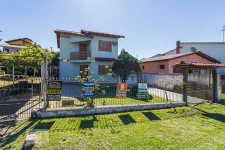 Casa à venda com 170m², 3 quartos e 4 vagas Casa à venda com 170m², 3 quartos e 4 vagasFachada