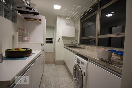 Apartamento à venda com 320m², 3 quartos e 3 vagas Apartamento à venda com 320m², 3 quartos e 3 vagasÁrea de Serviço