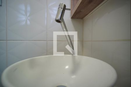 Banheiro Corredor - Torneira de apartamento para alugar com 2 quartos, 54m² em São João, Porto Alegre