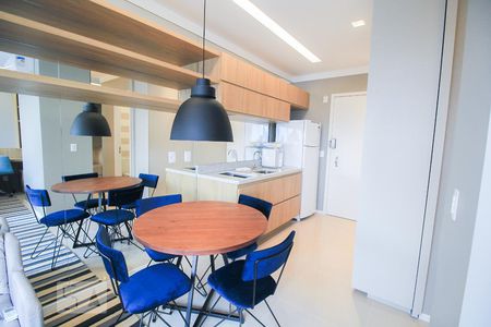 Integração de sala e cozinha de kitnet/studio para alugar com 1 quarto, 40m² em Jardim Goiás, Goiânia