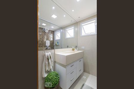 Banheiro de apartamento à venda com 2 quartos, 100m² em Vila Camilópolis, Santo André