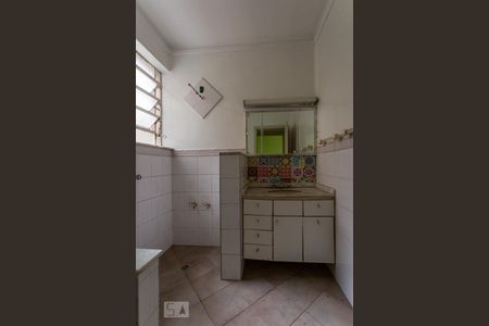 Banheiro de apartamento à venda com 2 quartos, 70m² em Santana, Porto Alegre