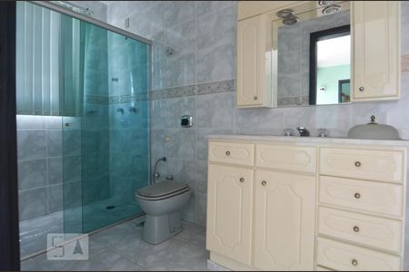 Casa à venda com 450m², 5 quartos e 4 vagasBanheiro da Suíte