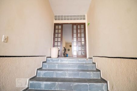 Casa à venda com 276m², 3 quartos e 3 vagasEscada para Espaço Gourmet 