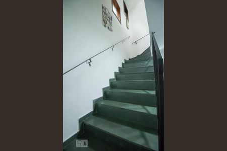 Casa à venda com 276m², 3 quartos e 3 vagasEscada para Garagem e Área de Serviço 
