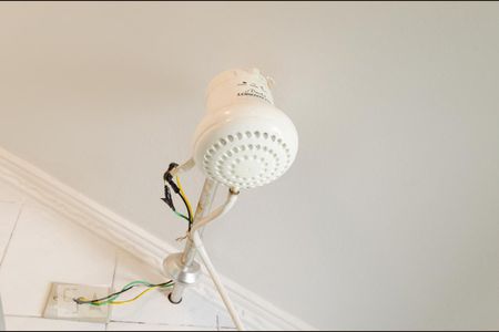 Casa à venda com 180m², 2 quartos e 2 vagas Casa à venda com 180m², 2 quartos e 2 vagasChuveiro