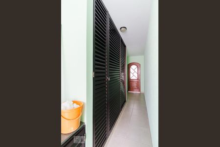 Casa à venda com 180m², 2 quartos e 2 vagas Casa à venda com 180m², 2 quartos e 2 vagasCorredor lateral