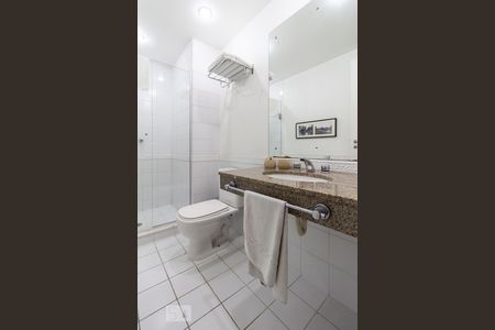 Banheiro de apartamento para alugar com 1 quarto, 37m² em Centro, Curitiba