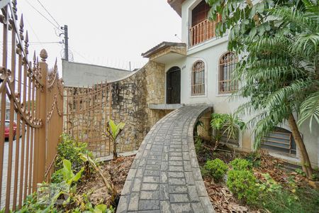 Casa à venda com 240m², 4 quartos e 4 vagas Casa à venda com 240m², 4 quartos e 4 vagasEntrada