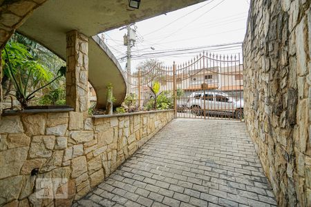 Casa à venda com 240m², 4 quartos e 4 vagas Casa à venda com 240m², 4 quartos e 4 vagasEntrada garagem