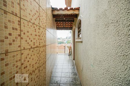 Casa à venda com 240m², 4 quartos e 4 vagas Casa à venda com 240m², 4 quartos e 4 vagasCorredor lateral