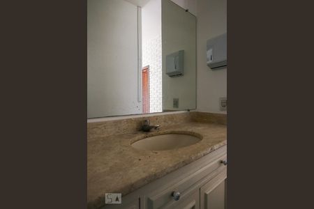 Casa para alugar com 230m², 3 quartos e 3 vagasBanheiro Social