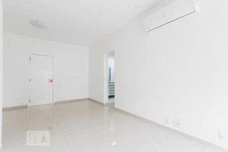 Sala de apartamento para alugar com 1 quarto, 71m² em Barra da Tijuca, Rio de Janeiro