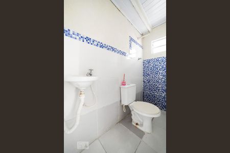 Banheiro de kitnet/studio para alugar com 1 quarto, 12m² em Vila Sabrina, São Paulo