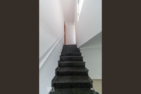Escada  de casa para alugar com 3 quartos, 115m² em Vila Aricanduva, São Paulo
