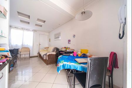 Sala de casa de condomínio para alugar com 2 quartos, 62m² em Vila Homero Thon, Santo André