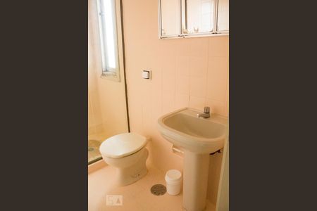 Banheiro de kitnet/studio para alugar com 1 quarto, 29m² em Cidade Baixa, Porto Alegre