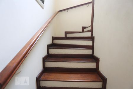 Casa à venda com 255m², 4 quartos e 4 vagas Casa à venda com 255m², 4 quartos e 4 vagasEscadas