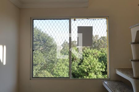 Placa instalada na janela da sala de apartamento para alugar com 4 quartos, 100m² em Itaquera, São Paulo