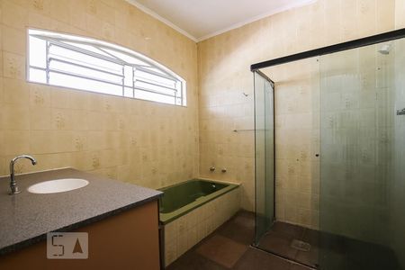 Casa à venda com 411m², 4 quartos e 4 vagasBanheiro do Quarto 1