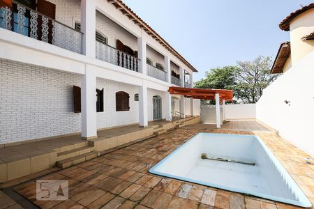 Casa à venda com 411m², 4 quartos e 4 vagasFundos