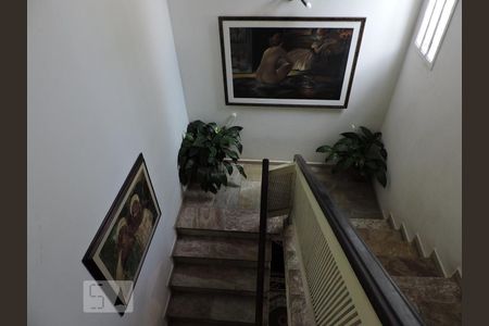 Casa à venda com 800m², 5 quartos e 6 vagasEscada