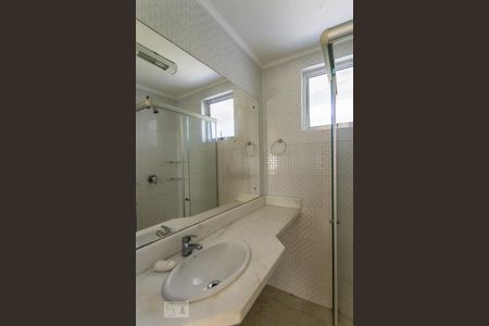 Banheiro de apartamento à venda com 2 quartos, 59m² em Cristal, Porto Alegre