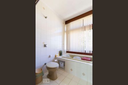Casa à venda com 380m², 3 quartos e 3 vagas Casa à venda com 380m², 3 quartos e 3 vagasBanheiro Corredor