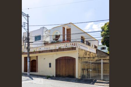 Casa à venda com 380m², 3 quartos e 3 vagas Casa à venda com 380m², 3 quartos e 3 vagasFachada