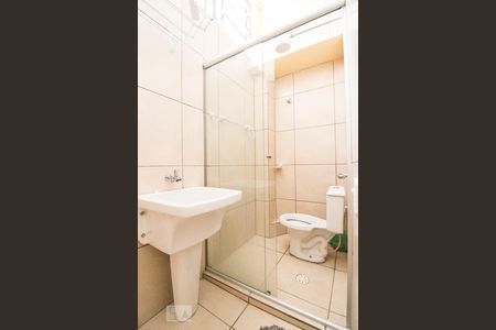 Banheiro com a Area de Serviço de apartamento para alugar com 2 quartos, 45m² em Parque Marabá, Taboão da Serra