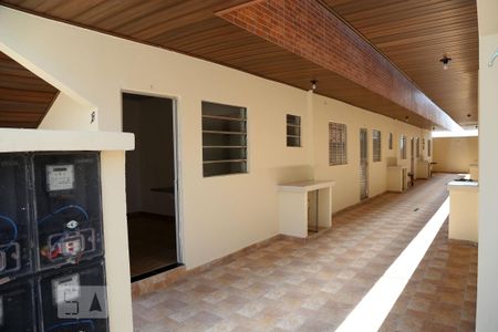 Fachada do bloco de apartamento para alugar com 1 quarto, 25m² em Parque Pinheiros, Taboão da Serra