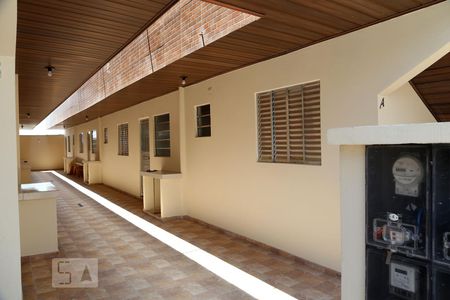 Fachada do bloco de apartamento para alugar com 1 quarto, 25m² em Parque Pinheiros, Taboão da Serra