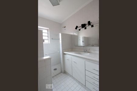 Banheiro de casa para alugar com 3 quartos, 350m² em Vila Diva, São Paulo