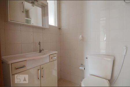 Banheiro de apartamento à venda com 2 quartos, 50m² em Cavalhada, Porto Alegre