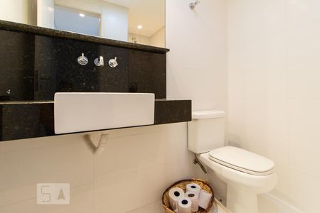 Banheiro de apartamento para alugar com 2 quartos, 100m² em Centro, Curitiba