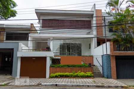 Casa para alugar com 220m², 3 quartos e 1 vaga Casa para alugar com 220m², 3 quartos e 1 vagaFachada