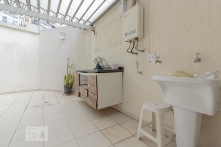 Área de serviço de casa de condomínio para alugar com 3 quartos, 100m² em Vila Gumercindo, São Paulo