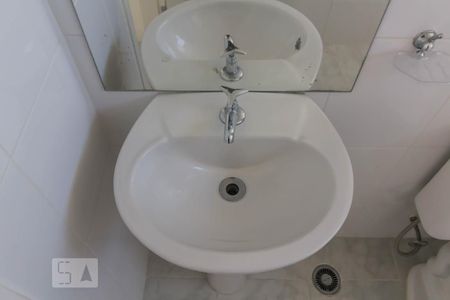 Pia do banheiro de apartamento para alugar com 2 quartos, 55m² em Vila Milton, Guarulhos