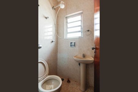 Casa à venda com 137m², 2 quartos e 8 vagasBanheiro de serviço 