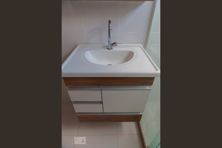 Banheiro pia de apartamento para alugar com 3 quartos, 70m² em Todos Os Santos, Rio de Janeiro