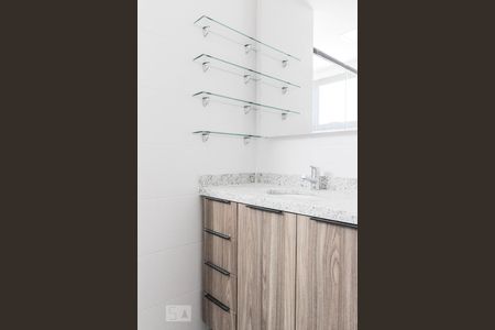 Banheiro de apartamento para alugar com 1 quarto, 42m² em São João, Porto Alegre