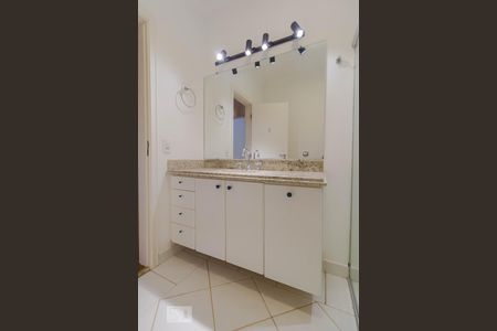 Banheiro da Suíte 01 de casa de condomínio à venda com 4 quartos, 400m² em Loteamento Claude de Barros Penteado (sousas), Campinas