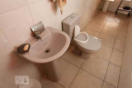 Casa à venda com 306m², 4 quartos e 6 vagasBanheiro da garagem