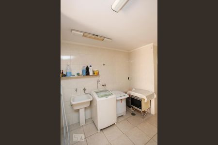 Casa à venda com 306m², 4 quartos e 6 vagasLavanderia